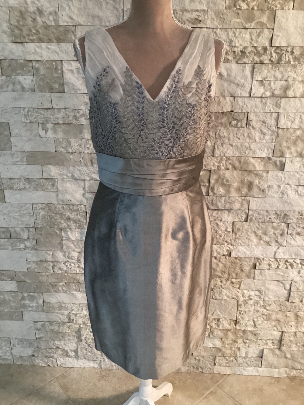 Kay Unger sleeveless metallic sheath cocktail dress